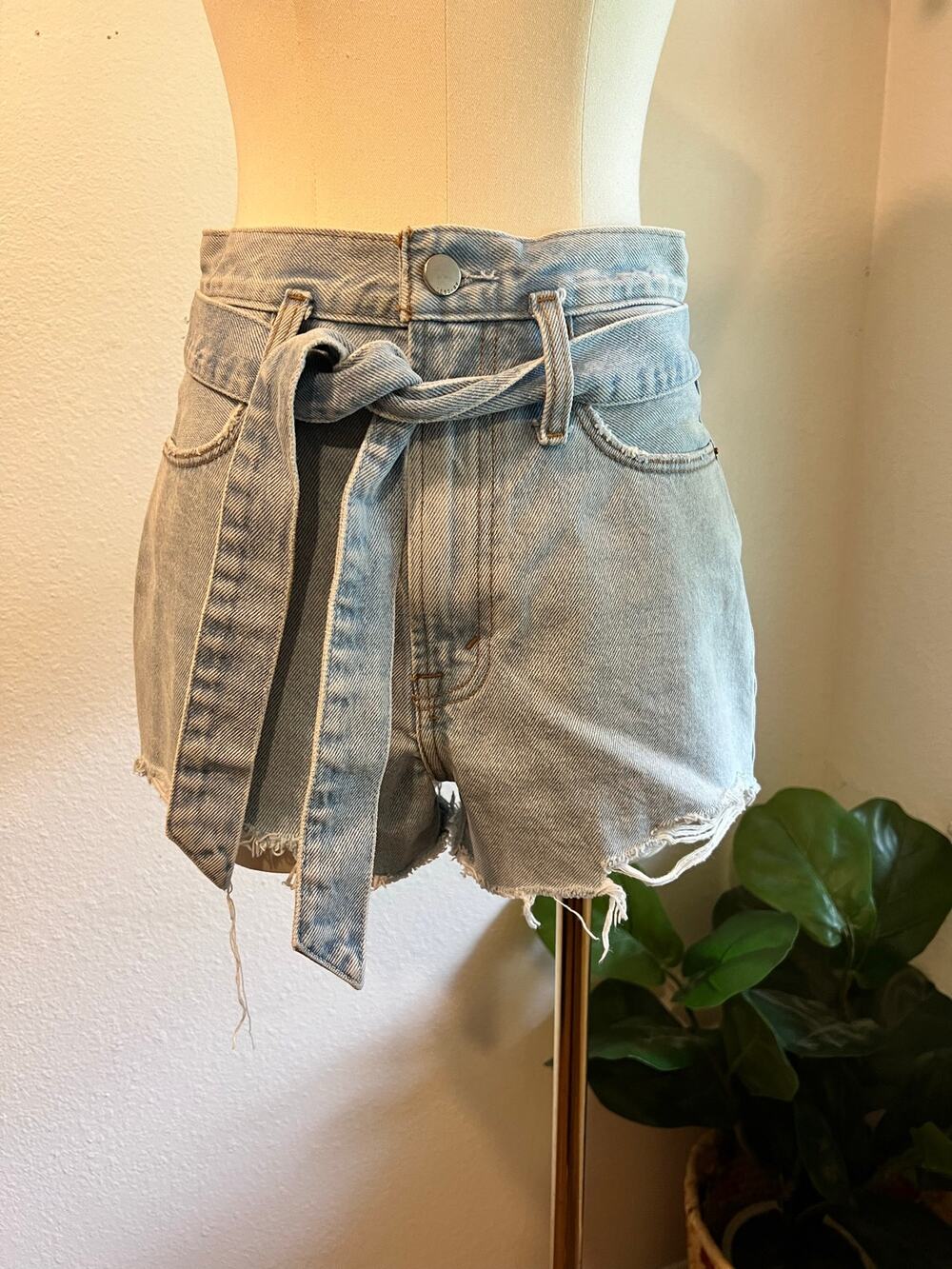 Abercrombie & Fitch Light Wash Natural Rise Belted Raw Hem Denim Shorts Size 26